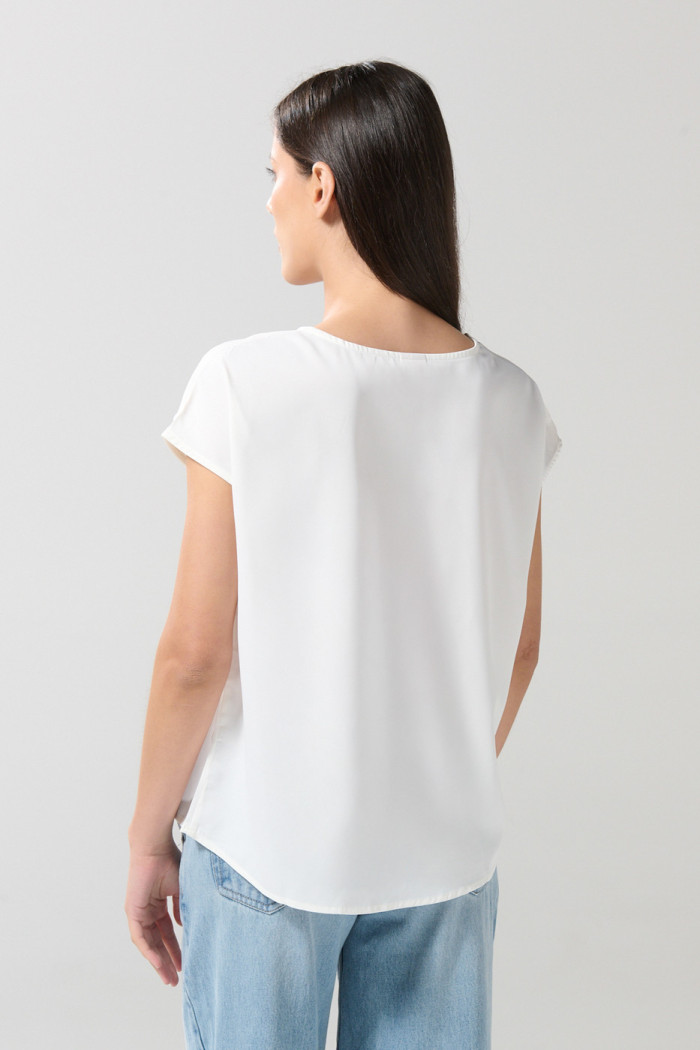 Blusa unicolor manga sisa con escote V y prense delantero