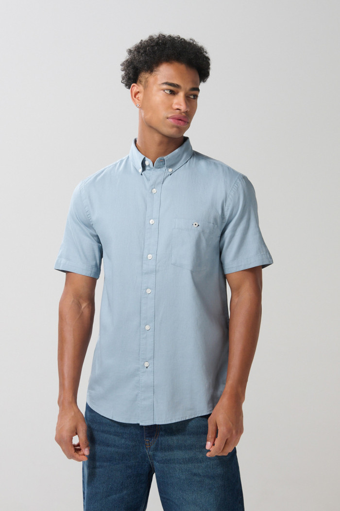 Camisa manga corta unicolor con cuello button down