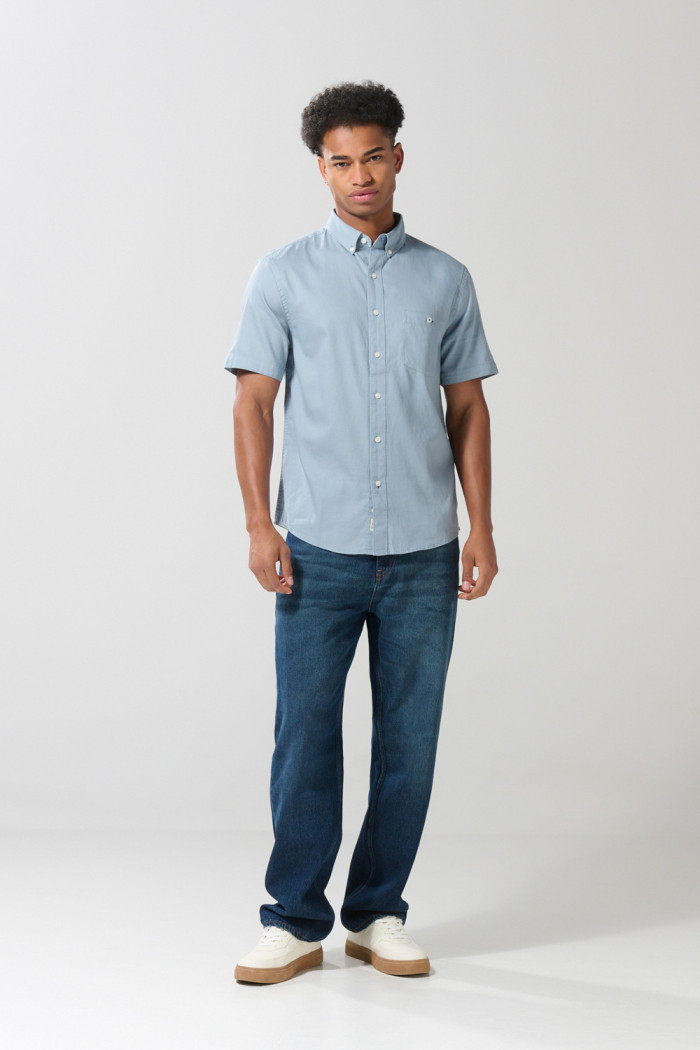 Camisa manga corta unicolor con cuello button down