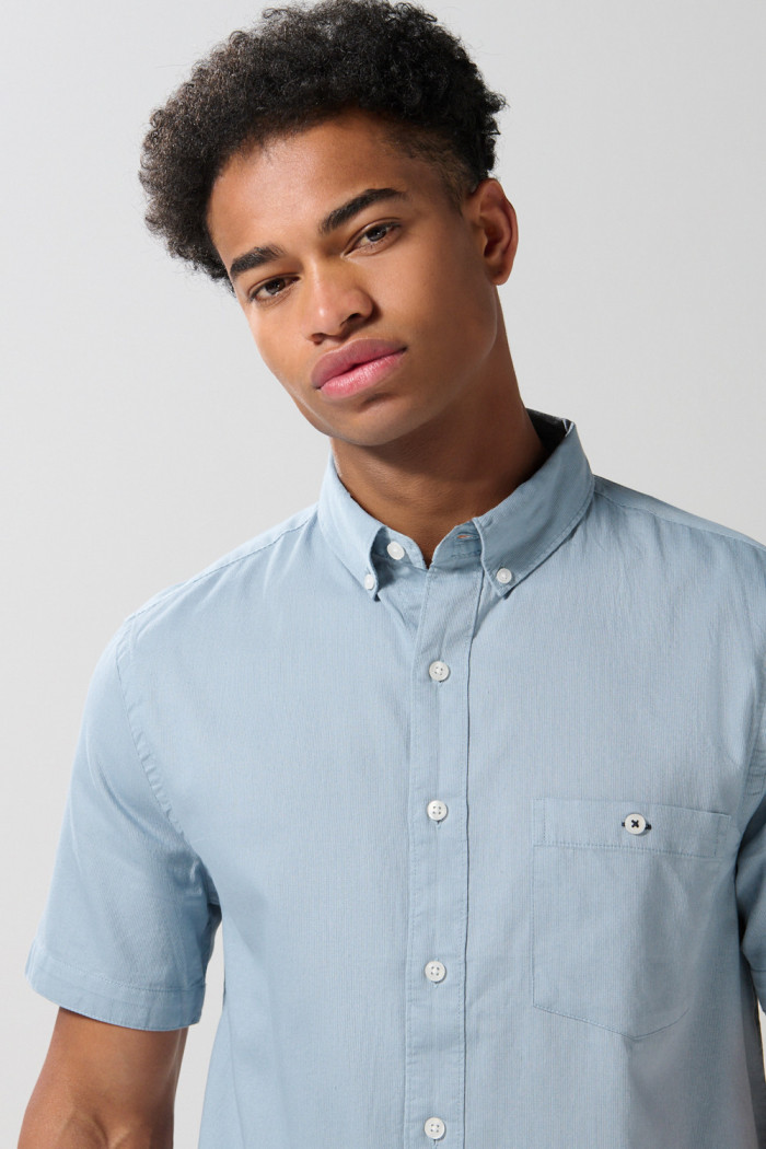 Camisa manga corta unicolor con cuello button down