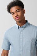 Camisa manga corta unicolor con cuello button down