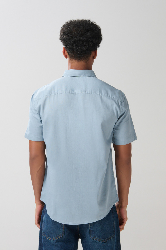 Camisa manga corta unicolor con cuello button down