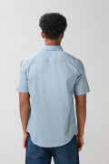 Camisa manga corta unicolor con cuello button down