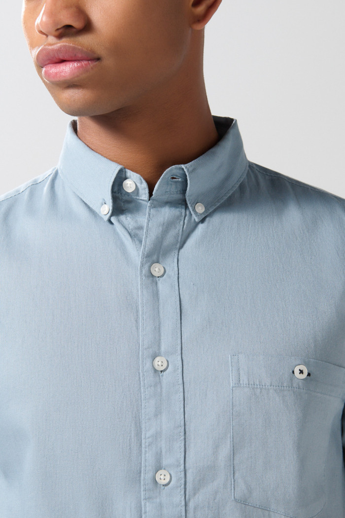 Camisa manga corta unicolor con cuello button down