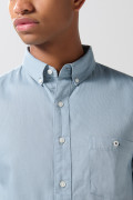 Camisa manga corta unicolor con cuello button down