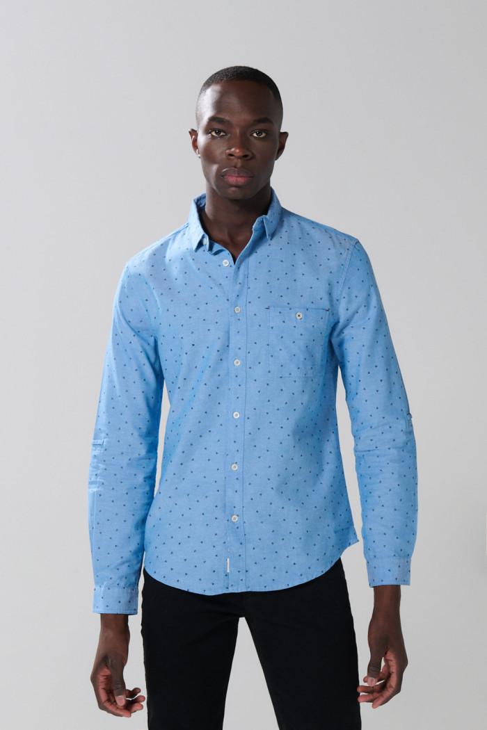 Camisa azul clara con manga larga y diseños mini print