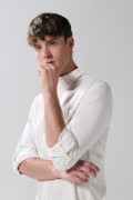 Camisa manga larga unicolor en algodón con bolsillo