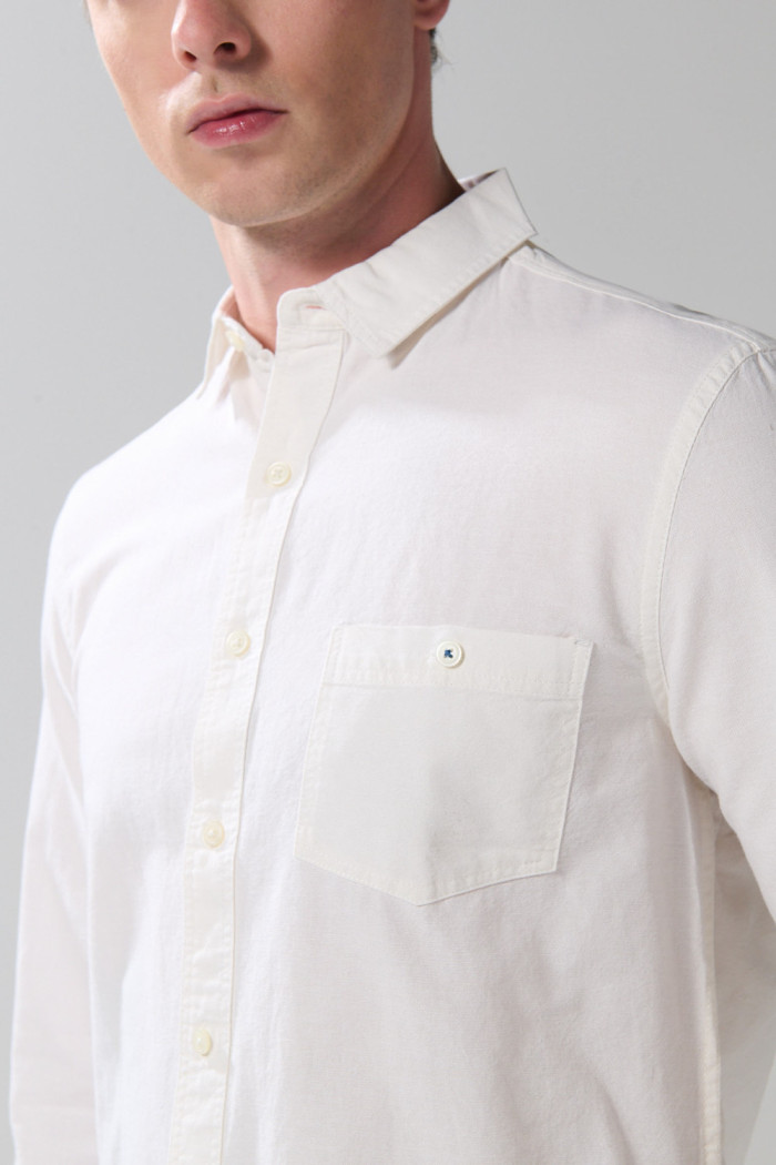 Camisa manga larga unicolor en algodón con bolsillo