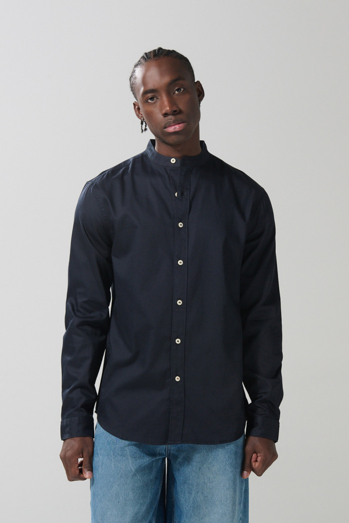 Camisa en algodón unicolor con botones y cuello nerú