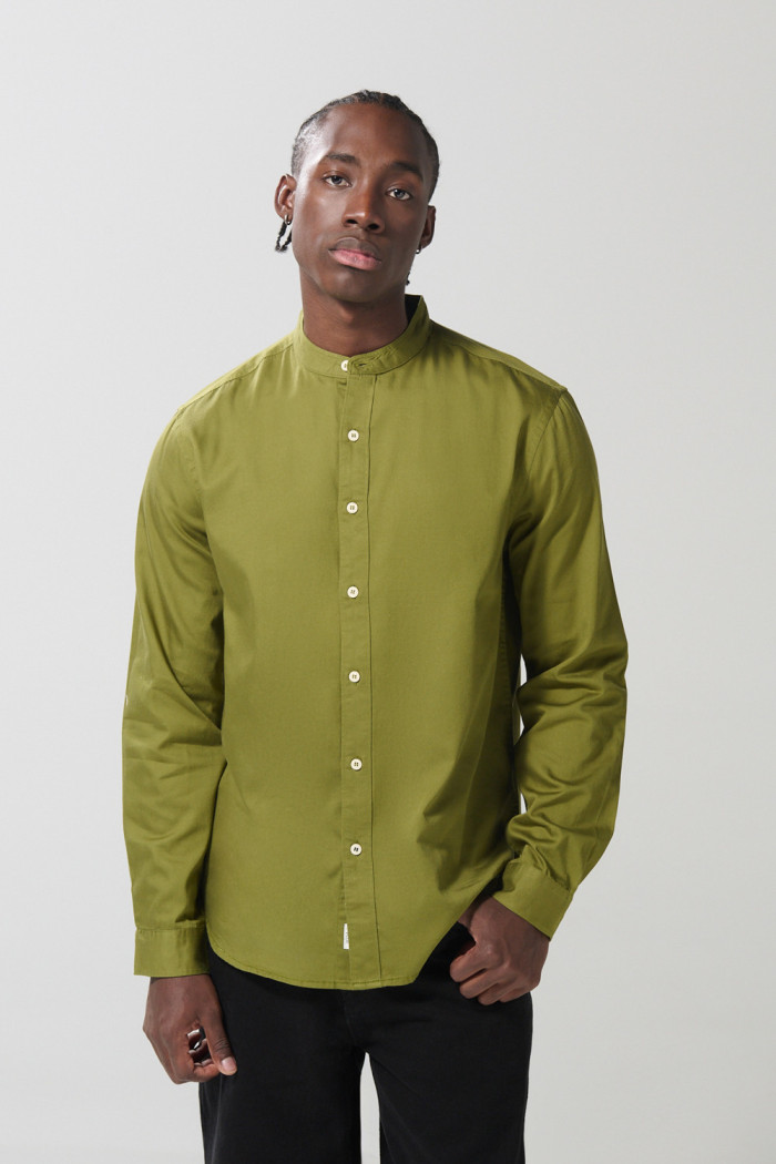 Camisa en algodón unicolor con botones y cuello nerú