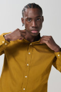 Camisa en algodón unicolor con botones y cuello nerú