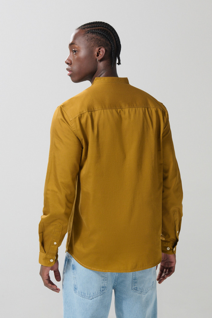 Camisa en algodón unicolor con botones y cuello nerú