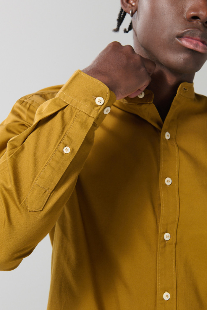 Camisa en algodón unicolor con botones y cuello nerú