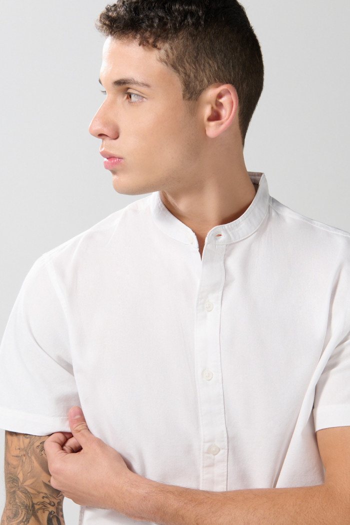 Camisa cuello nerú en algodón unicolor con manga corta