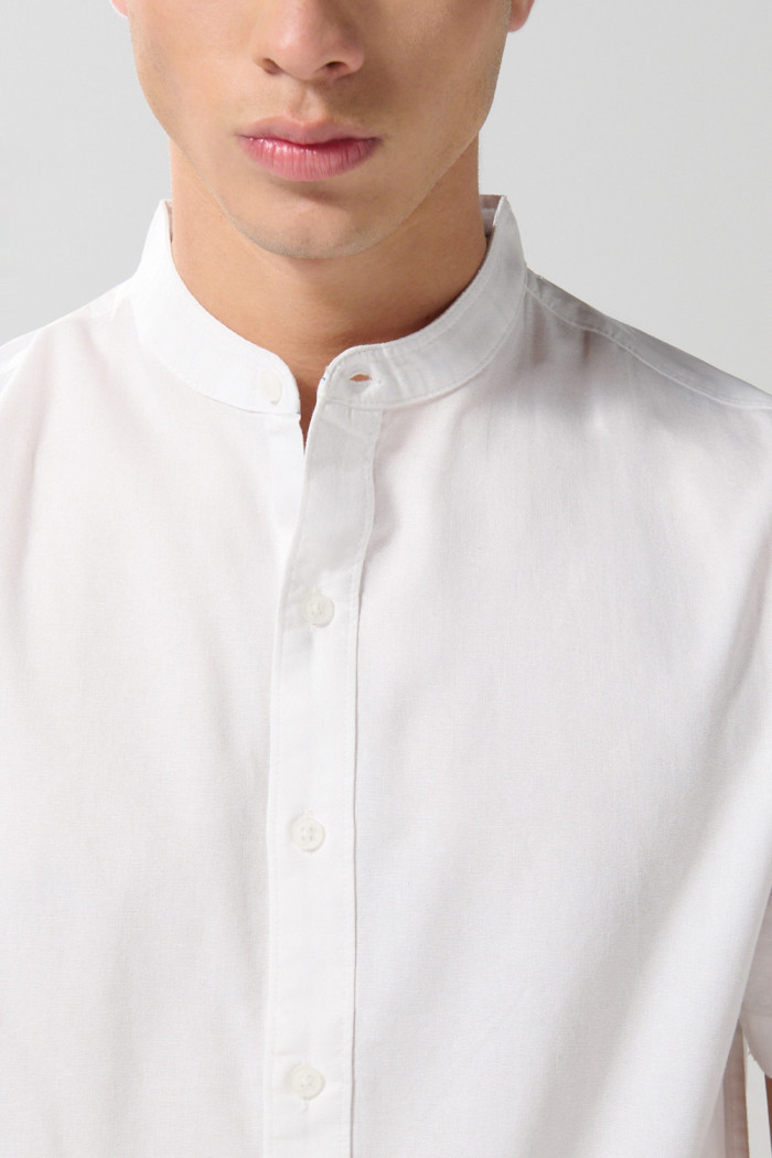 Camisa cuello nerú en algodón unicolor con manga corta