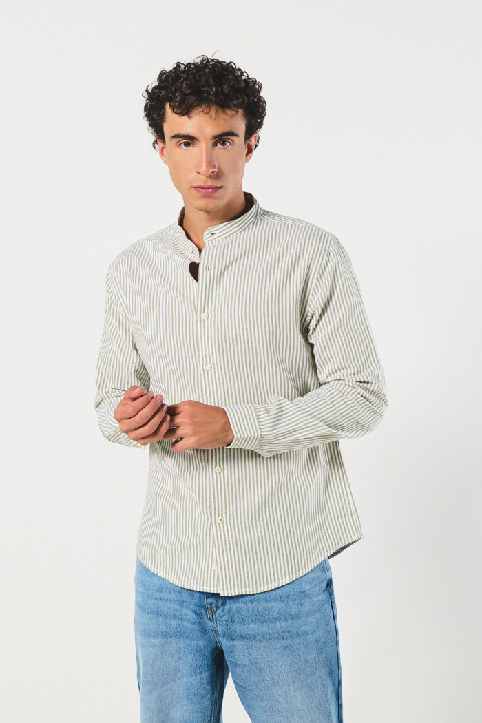 Camisa crema clara cuello nerú con diseños de rayas