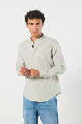 Camisa crema clara cuello nerú con diseños de rayas