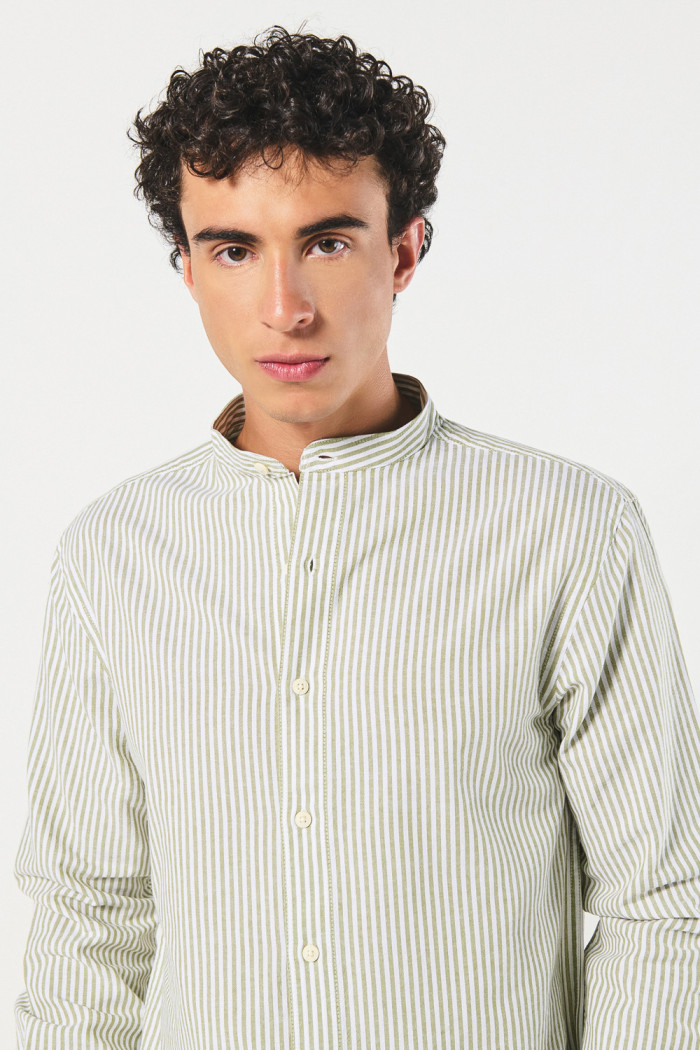Camisa crema clara cuello nerú con diseños de rayas