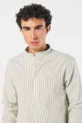Camisa crema clara cuello nerú con diseños de rayas