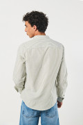 Camisa crema clara cuello nerú con diseños de rayas