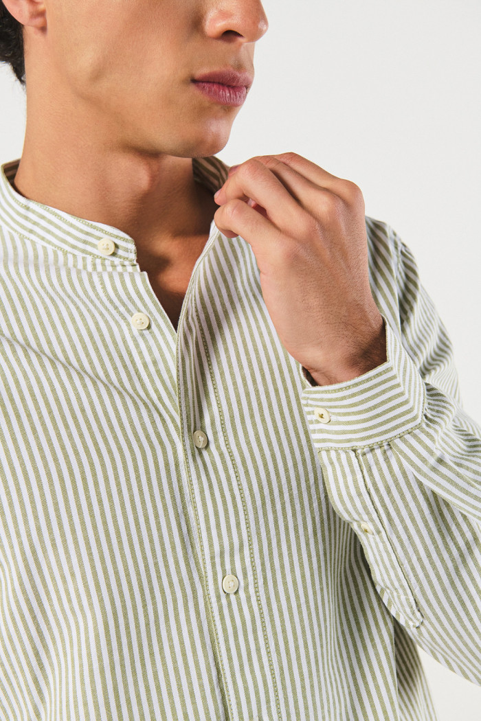 Camisa crema clara cuello nerú con diseños de rayas