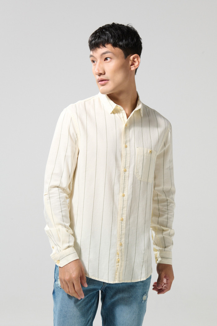 Camisa en algodón crema con manga larga y bolsillo