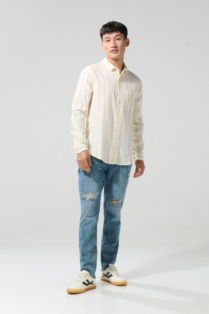 Camisa en algodón crema con manga larga y bolsillo