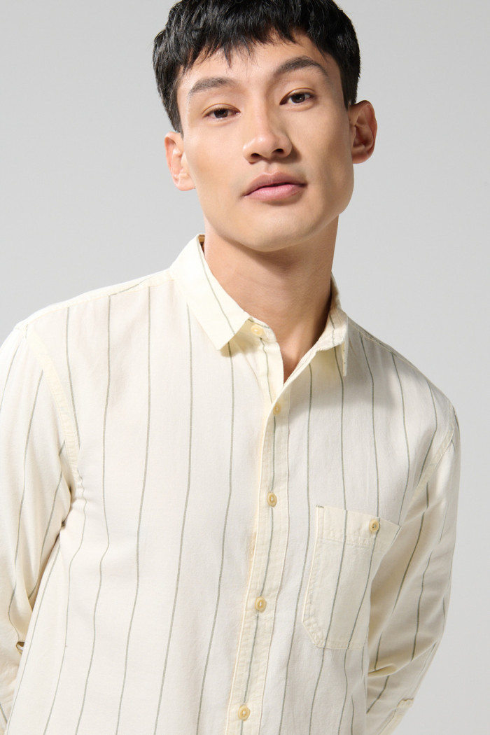 Camisa en algodón crema con manga larga y bolsillo