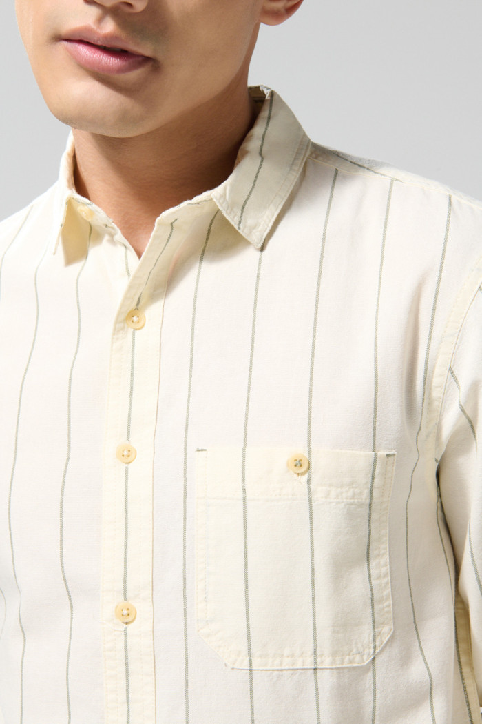 Camisa en algodón crema con manga larga y bolsillo