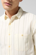 Camisa en algodón crema con manga larga y bolsillo