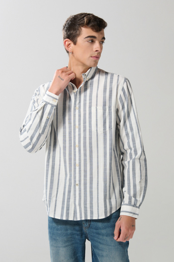 Camisa a rayas unicolor con cuello button down y manga larga