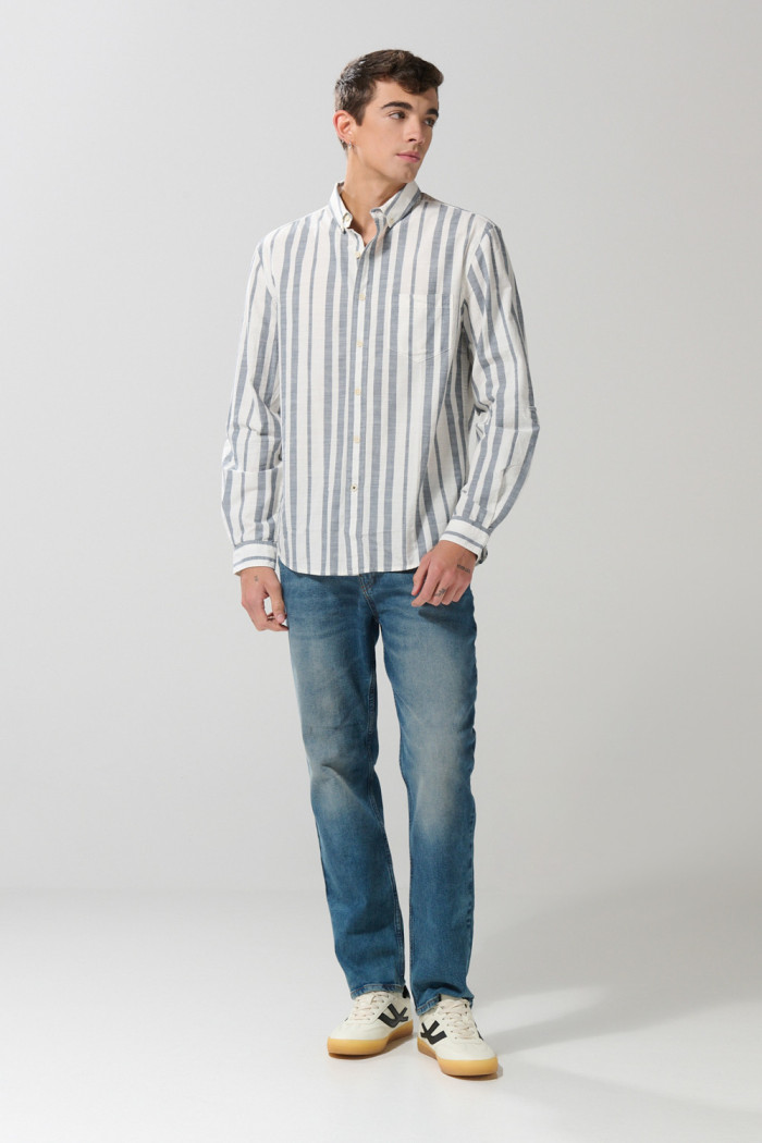 Camisa a rayas unicolor con cuello button down y manga larga