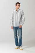 Camisa a rayas unicolor con cuello button down y manga larga