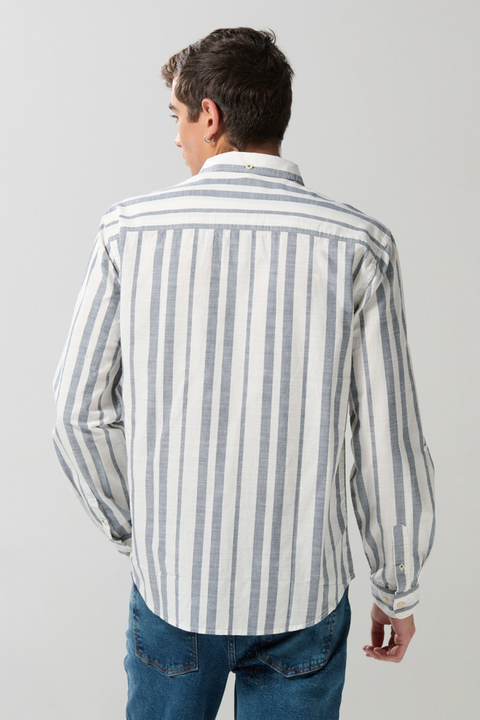 Camisa a rayas unicolor con cuello button down y manga larga