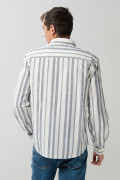 Camisa a rayas unicolor con cuello button down y manga larga