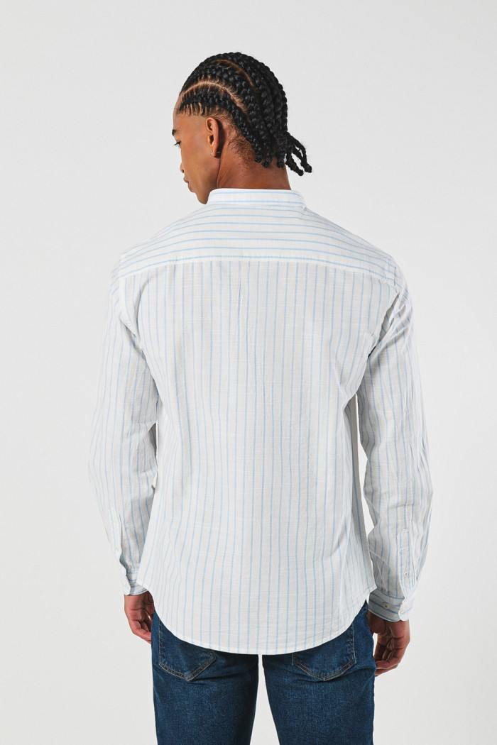 Camisa en algodón crema clara a rayas con cuello nerú