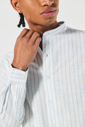 Camisa en algodón crema clara a rayas con cuello nerú