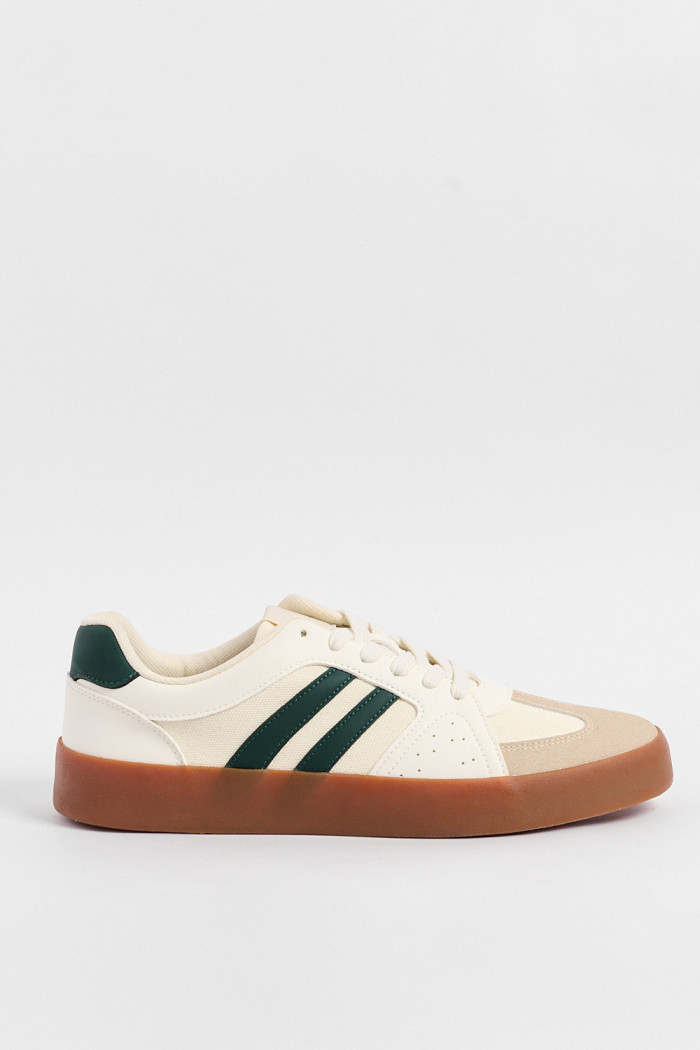 Tenis unicolores casuales con contrastes y cortes delanteros
