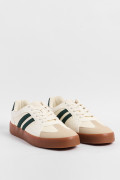 Tenis unicolores casuales con contrastes y cortes delanteros