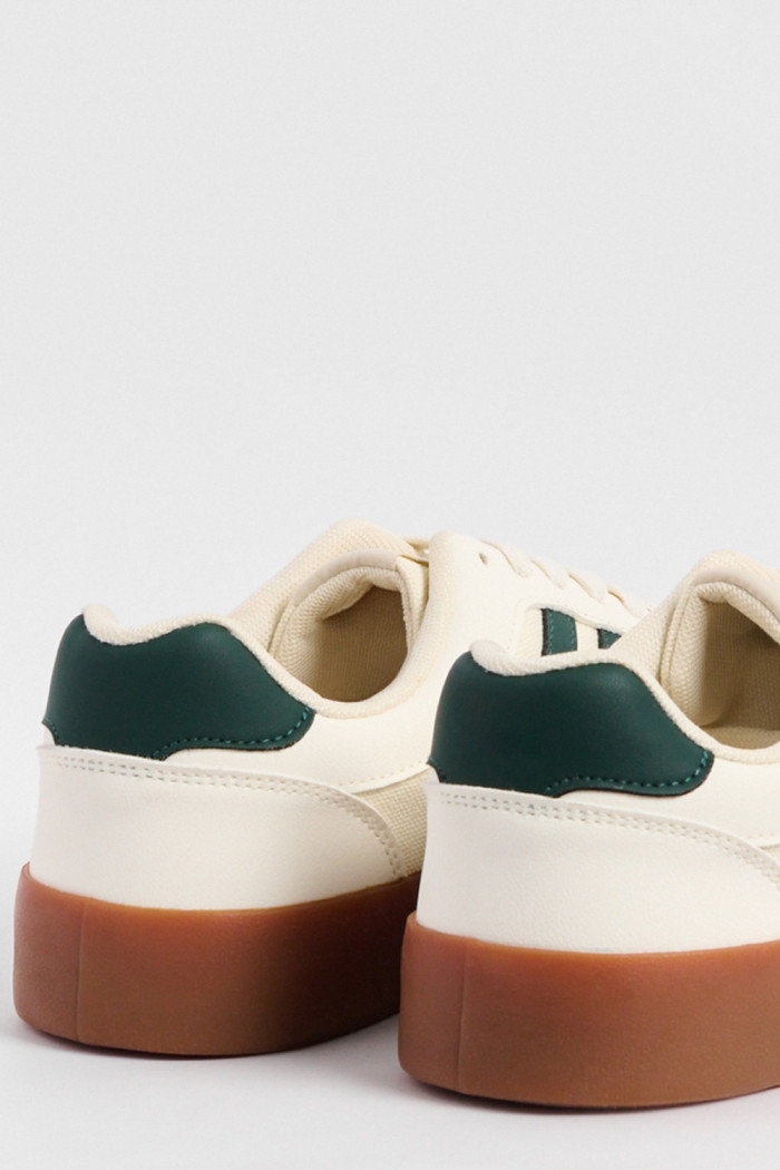 Tenis unicolores casuales con contrastes y cortes delanteros