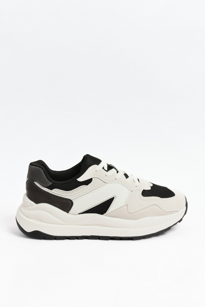 Tenis de plataforma blancos con contrastes negros