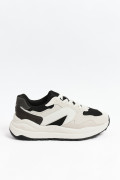 Tenis de plataforma blancos con contrastes negros