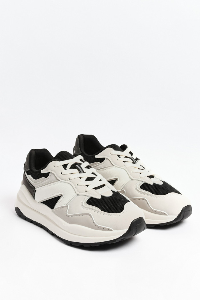 Tenis de plataforma blancos con contrastes negros