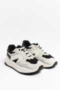 Tenis de plataforma blancos con contrastes negros