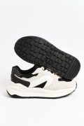 Tenis de plataforma blancos con contrastes negros