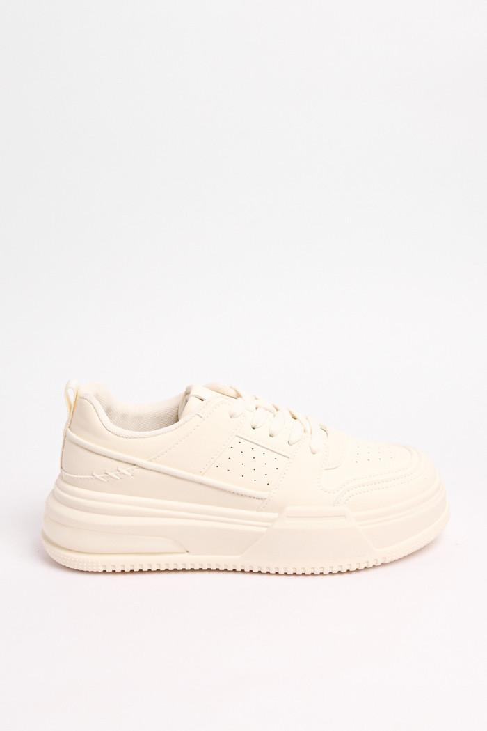 Tenis de plataforma cremas con perforaciones localizadas