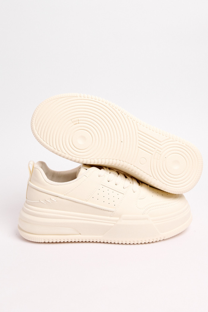 Tenis de plataforma cremas con perforaciones localizadas
