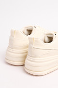 Tenis de plataforma cremas con perforaciones localizadas