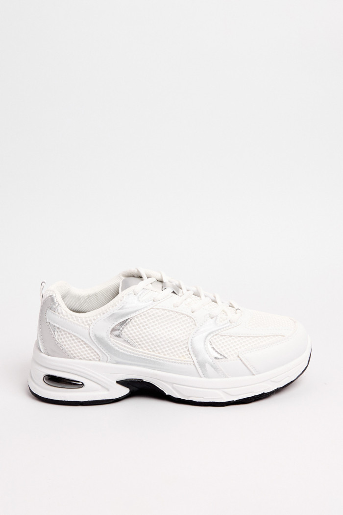 Tenis deportivos blancos de plataforma con malla transpirable