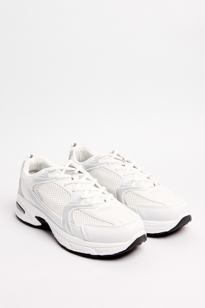 Tenis deportivos blancos de plataforma con malla transpirable